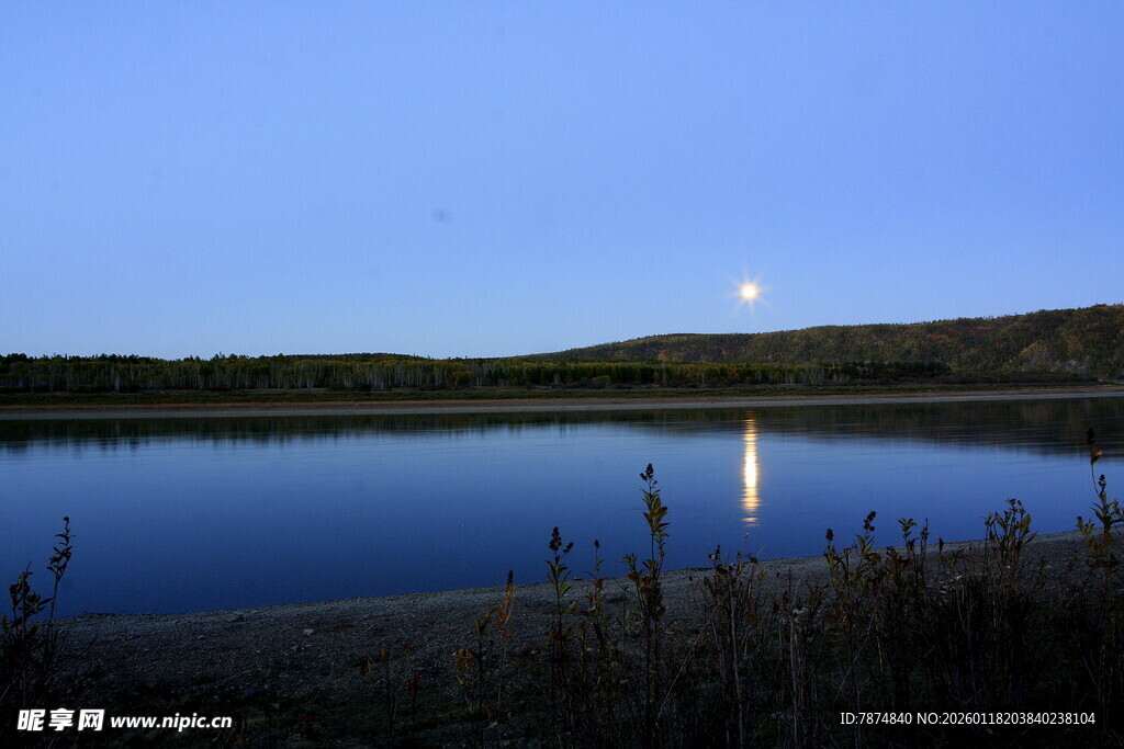 月夜下的宁静湖面
