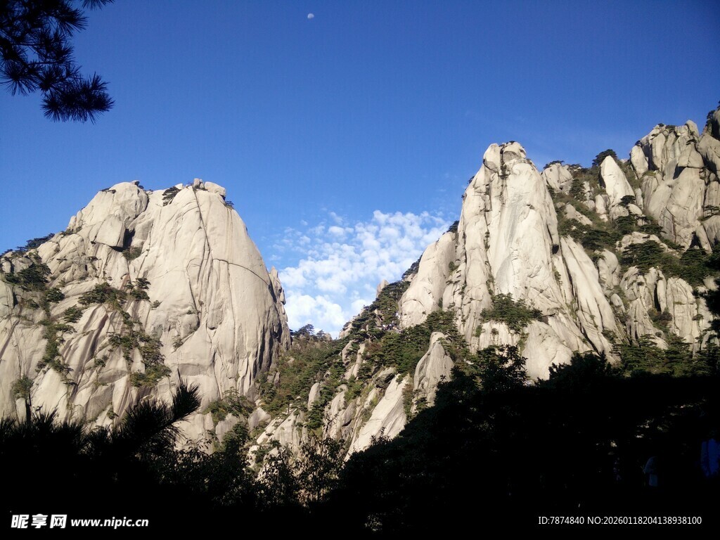 巍峨山峰映于夜空之下