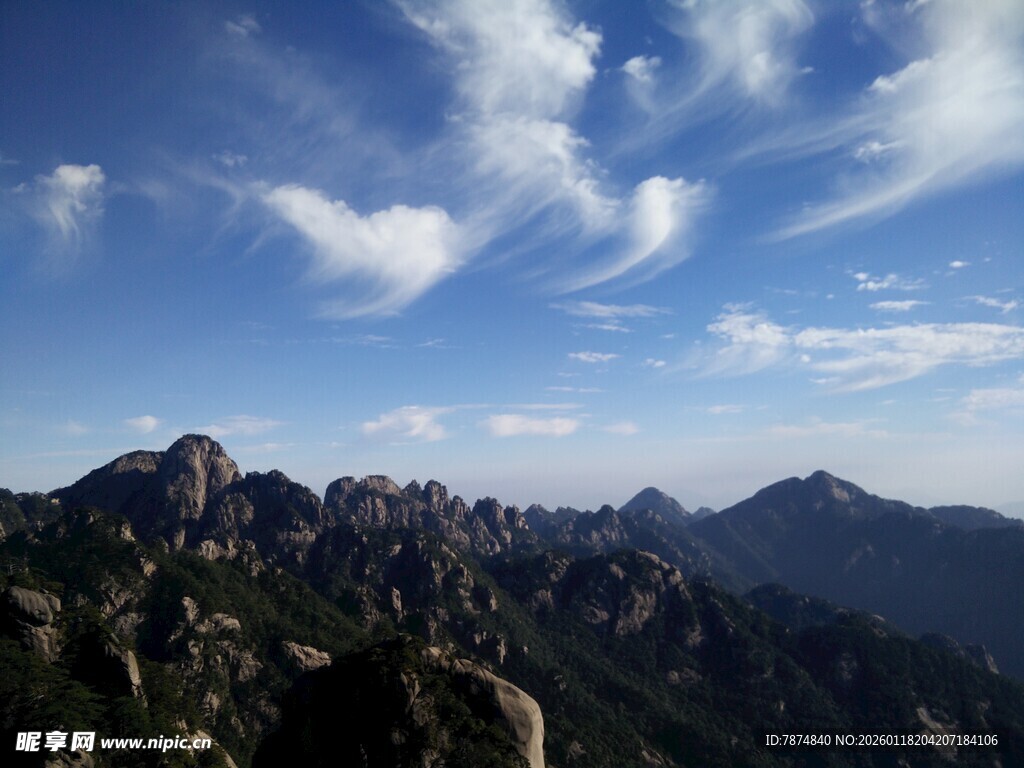 壮丽山景与蓝天白云