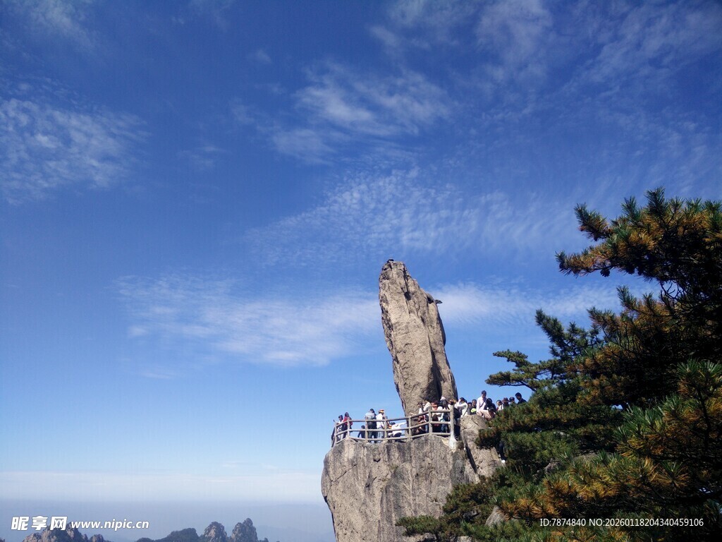 山顶雄伟雕像傲立云端