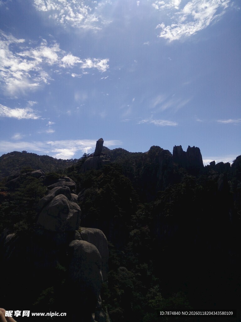 山顶风光 蓝天白云映山峦