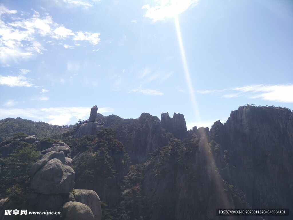 阳光下的嶙峋山峰