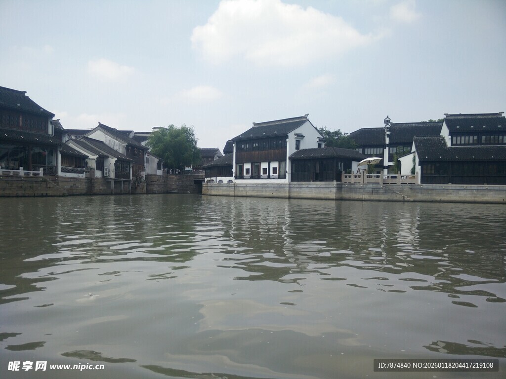 江南水乡河畔古朴民居