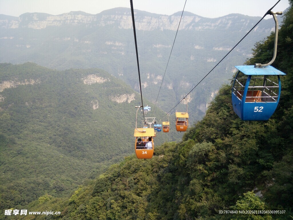 山间缆车穿梭于翠绿山林