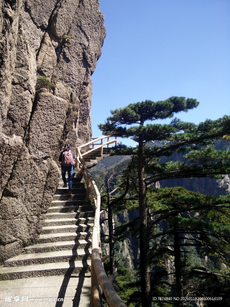 黄山陡峭石阶上的攀登者