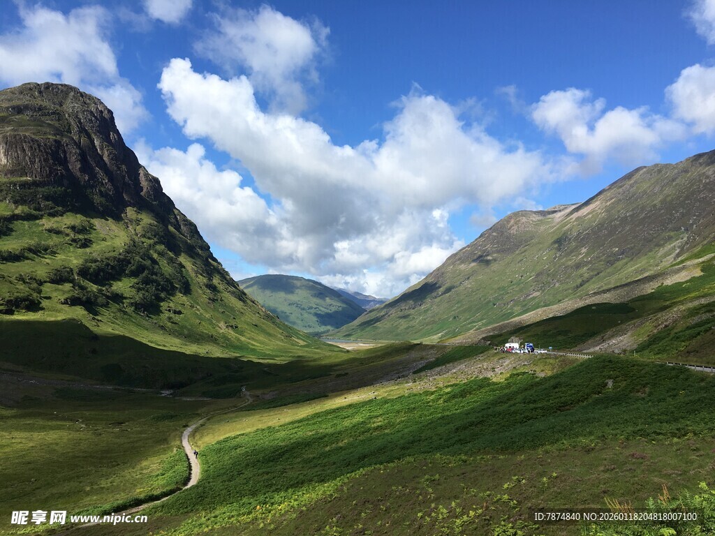 山间美景 蓝天白云绿地