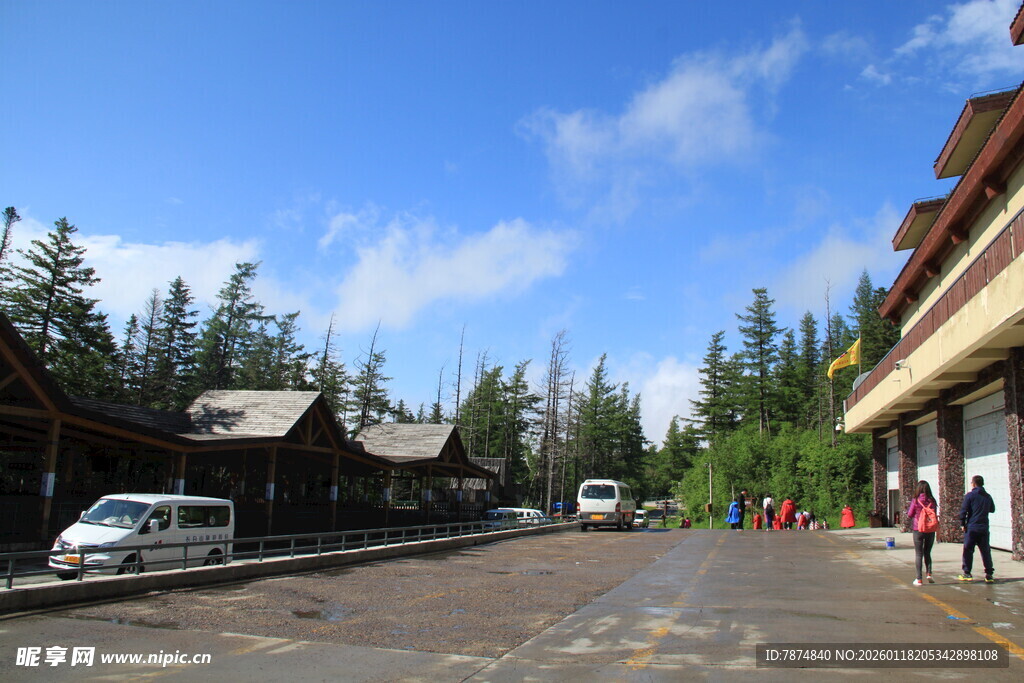 山间停车场的休闲景象