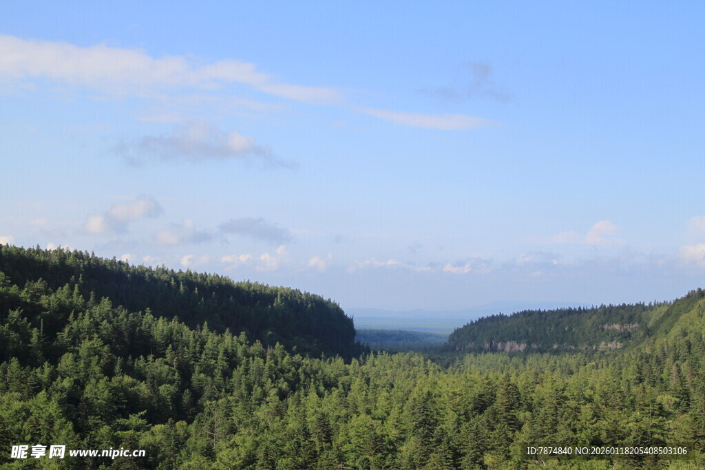 山林美景 蓝天白云相伴
