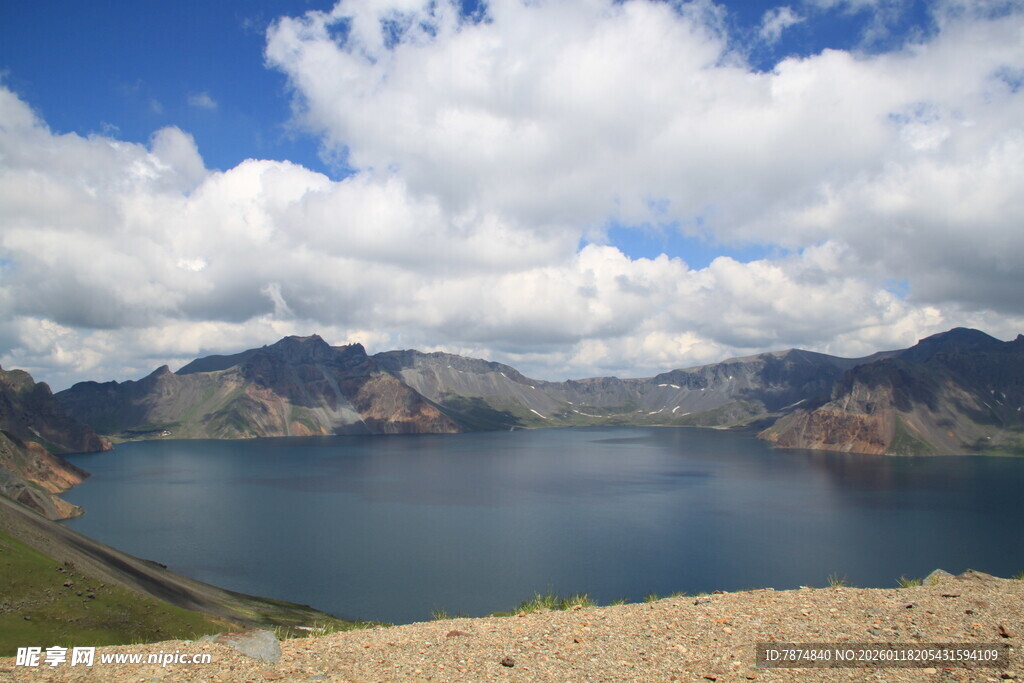 壮丽高山湖泊美景