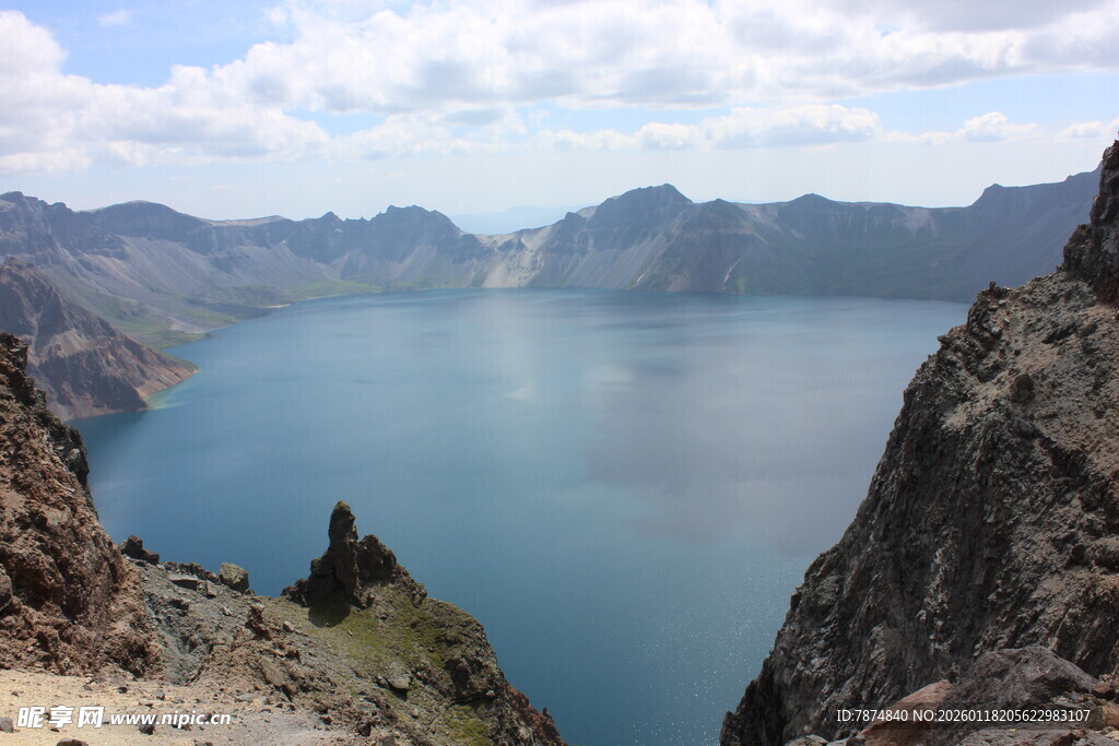 高山环绕的静谧蓝色湖泊