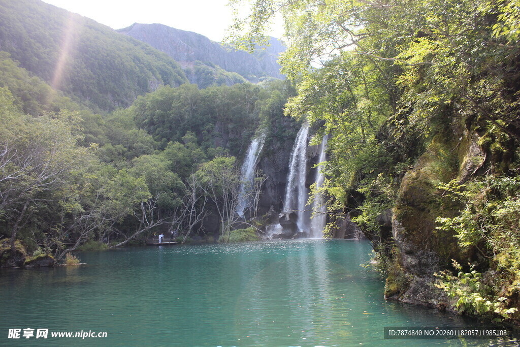 秀丽山水间的迷人瀑布景观
