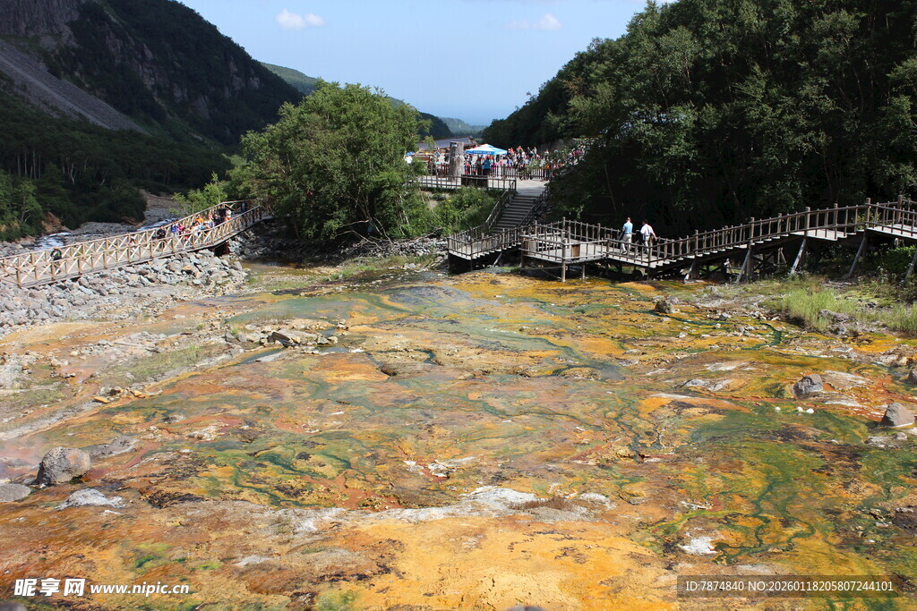 五彩斑斓的山间地质景观