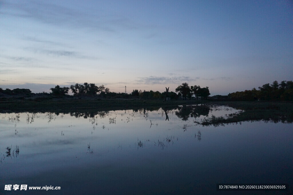 宁静湖畔的黄昏倒影
