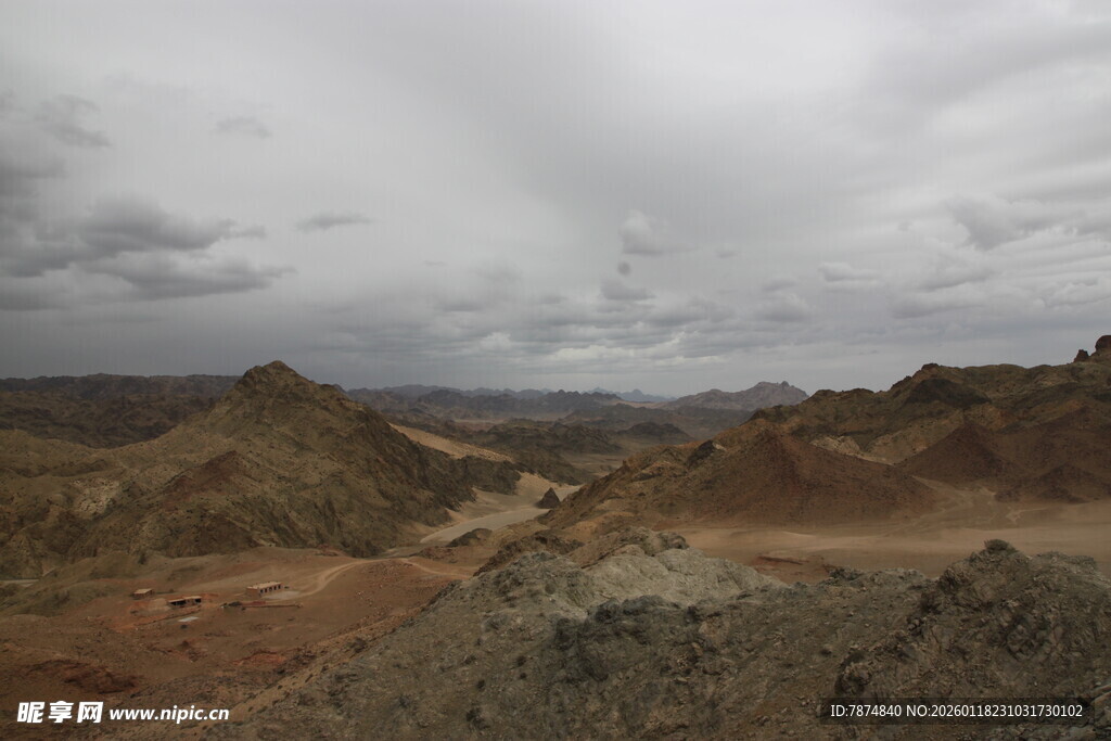 荒凉山丘间的阴沉景致