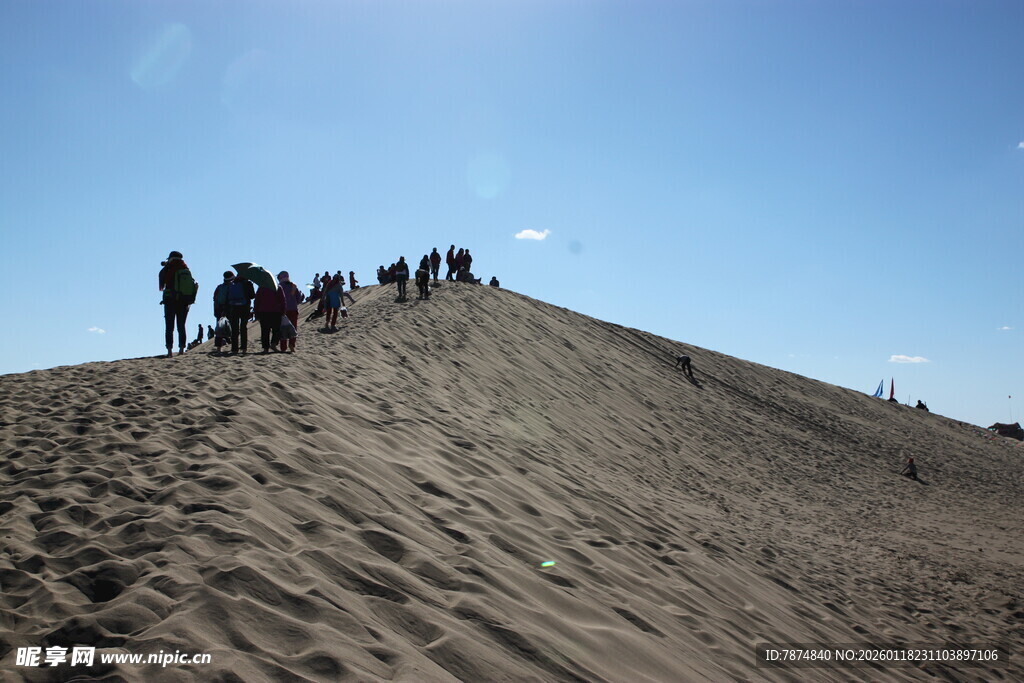徒步者攀登沙丘
