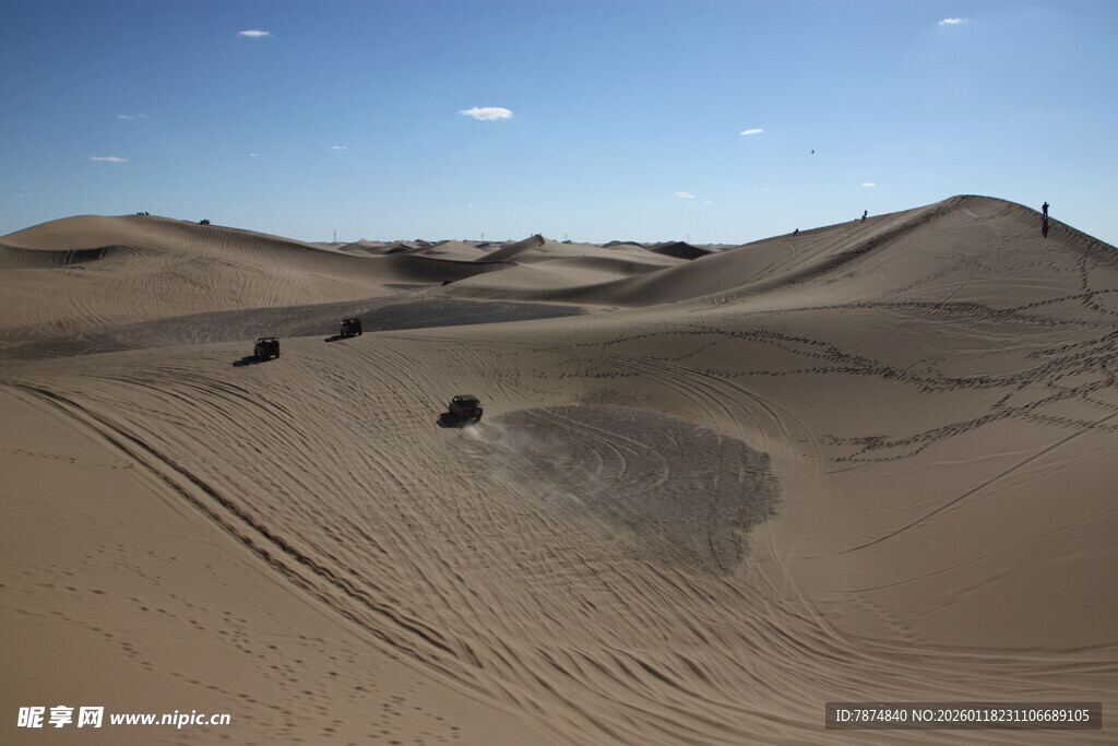 广袤沙漠中的孤独车辆