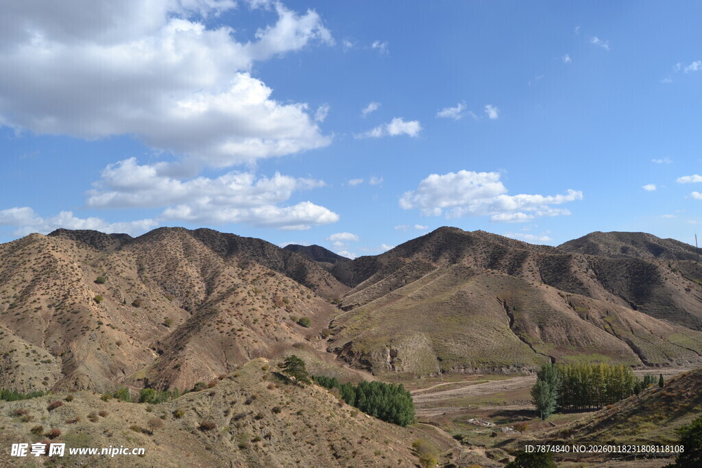 壮丽山景 蓝天白云相伴