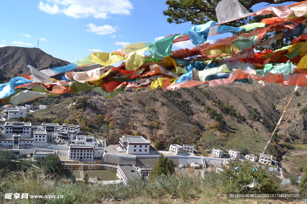 山间飘扬的多彩经幡