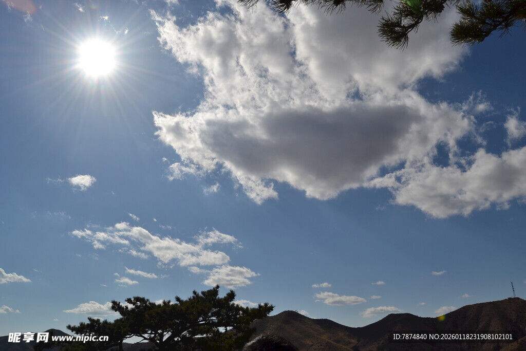 蓝天白云下的山间景色