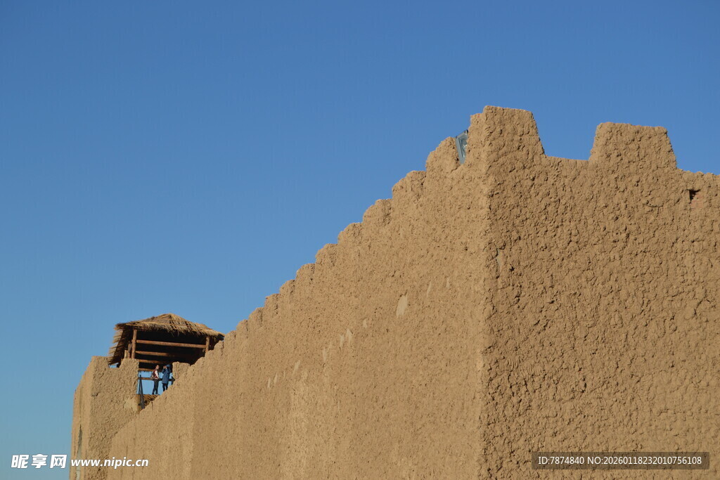 古老土墙与简易小屋