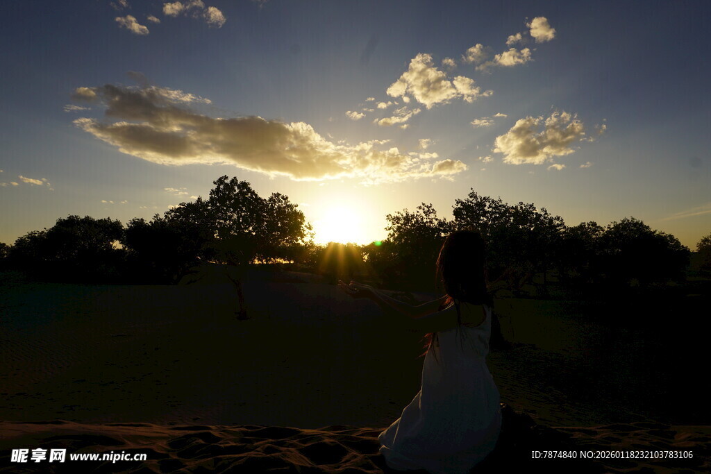 夕阳下独坐的女子