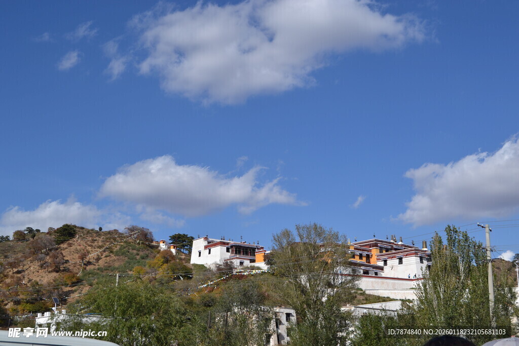 蓝天白云下的山间建筑