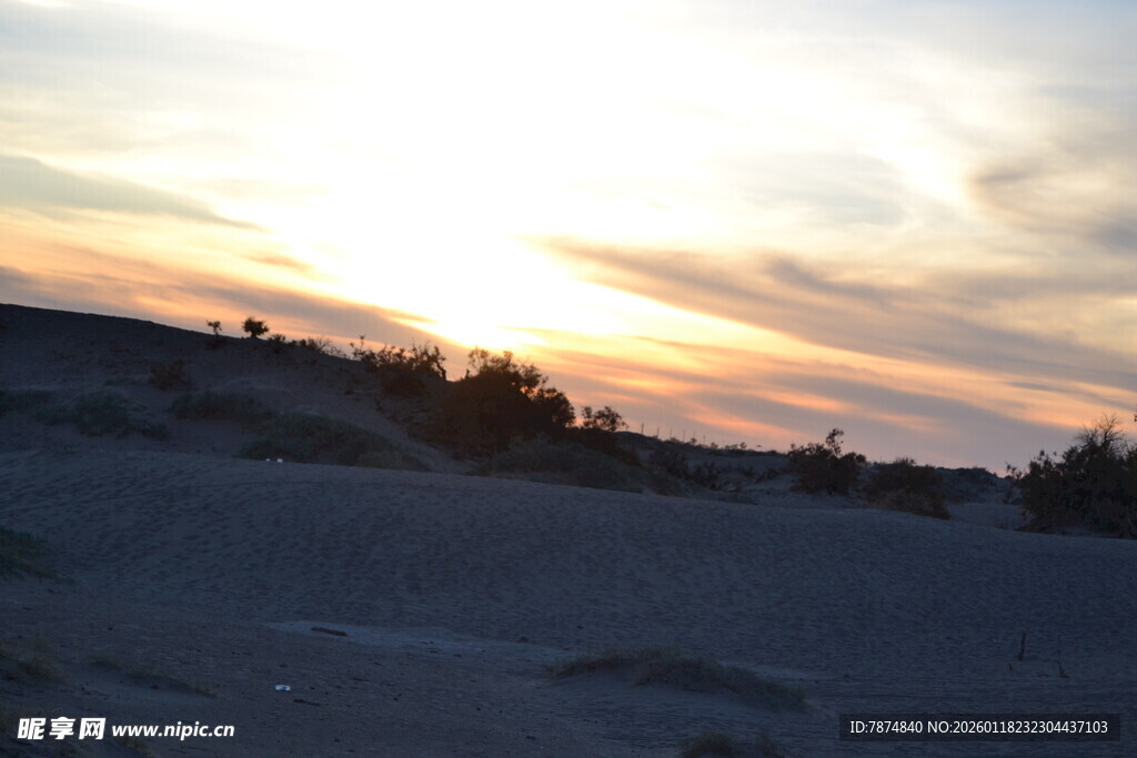 日落时分的旷野景色