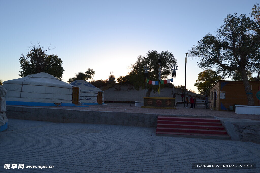 黄昏下的寺庙建筑景观