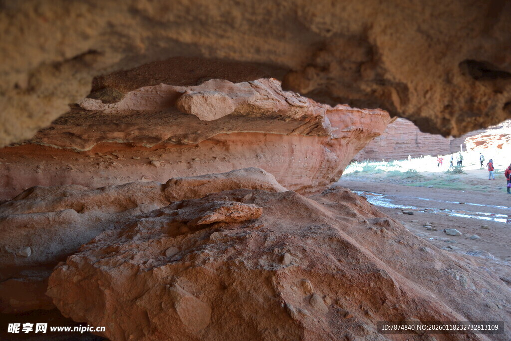 洞穴内的独特岩石景观