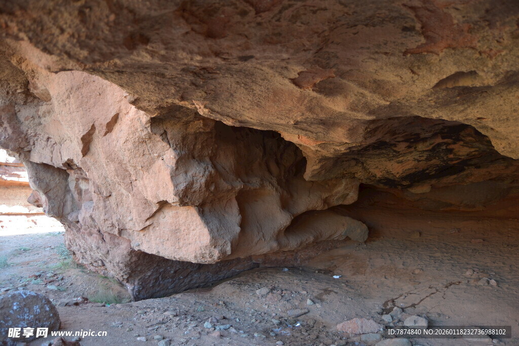 洞穴内的奇特岩石景观