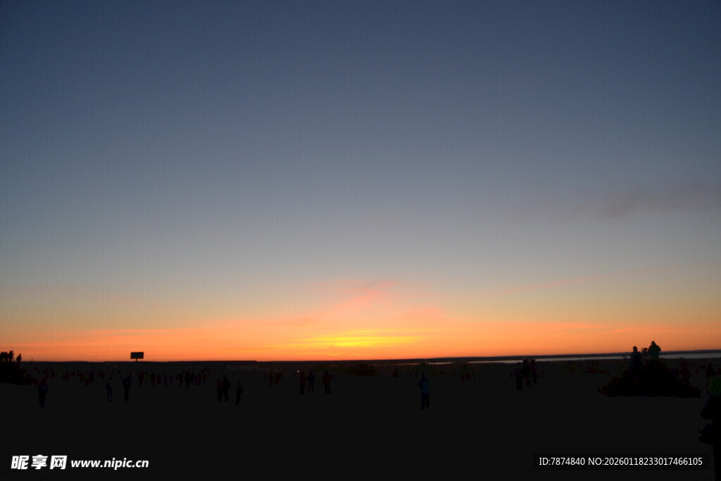 海滩上的绚丽日落美景