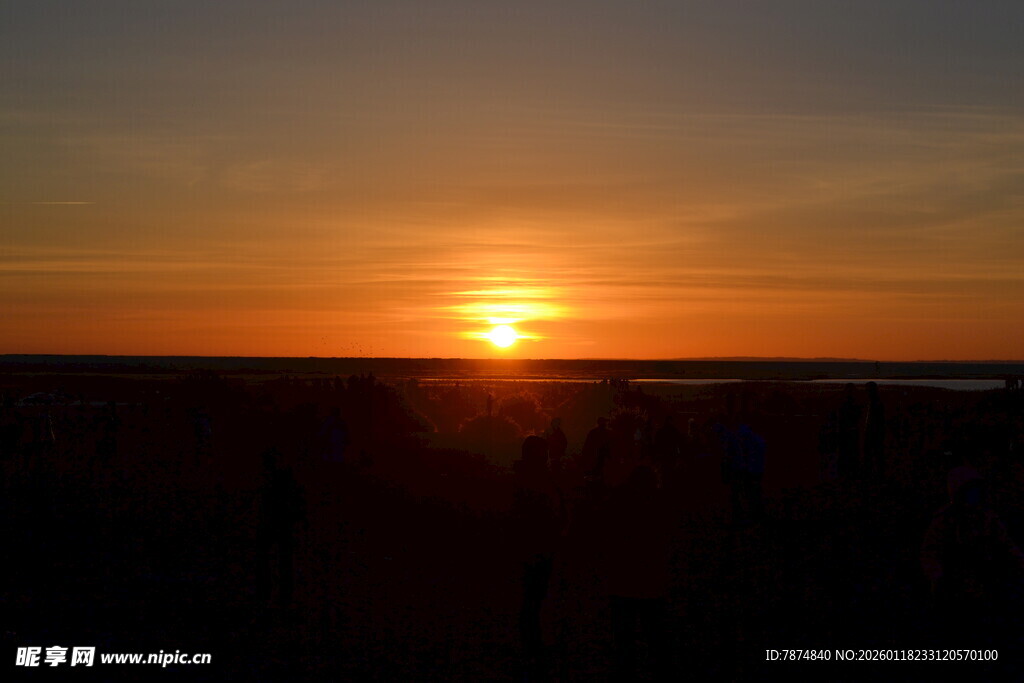 日落时分的壮丽天际线