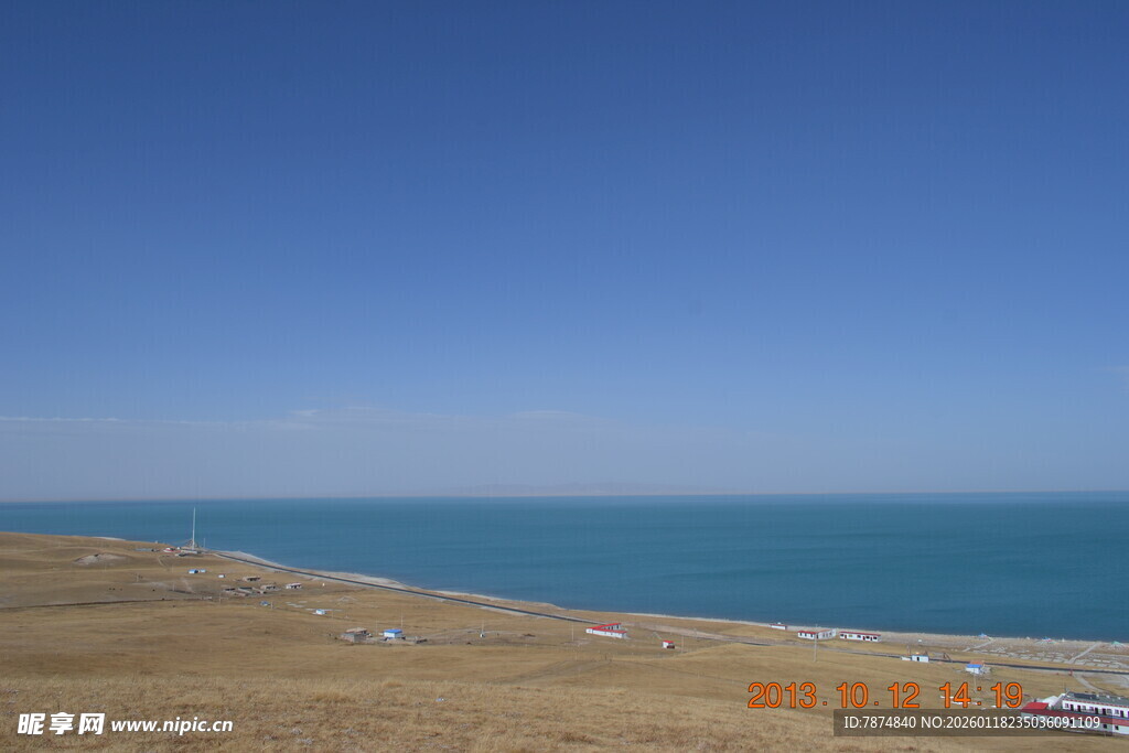 广阔草原与蔚蓝大海相接