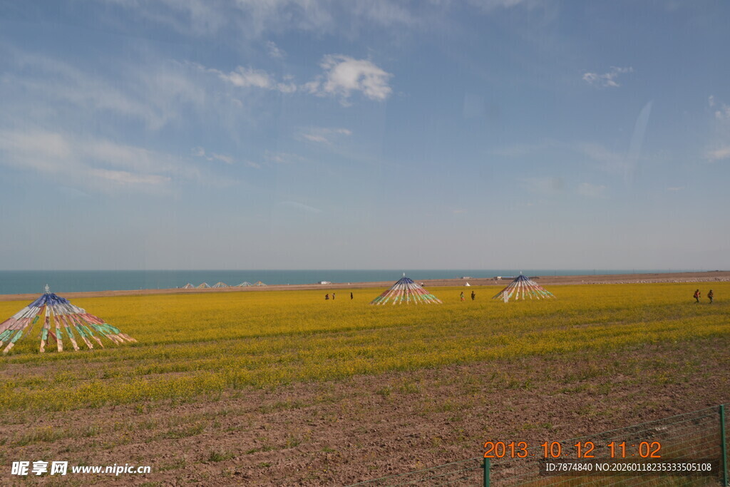 草原风光与游乐设施