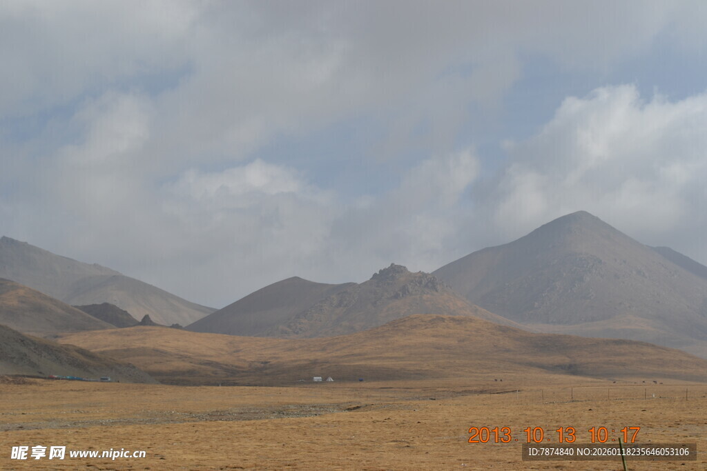广袤荒原与远山景观