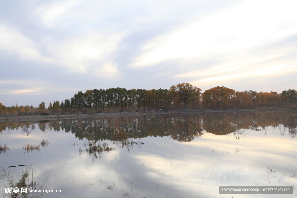 湖畔黄昏美景倒影如画