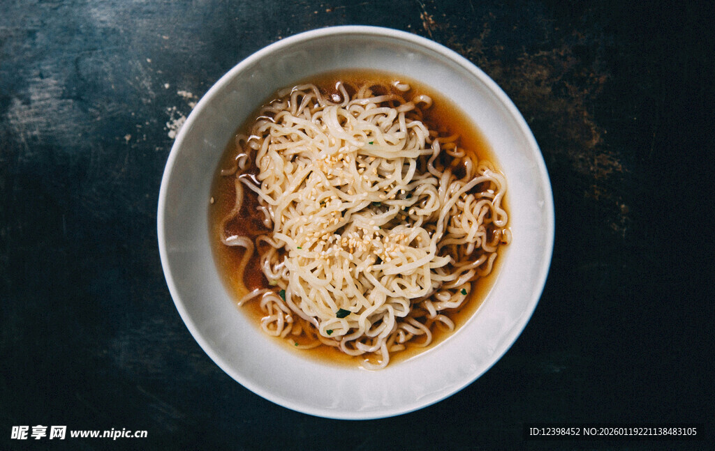 一碗美味的碎肉浇汁面食