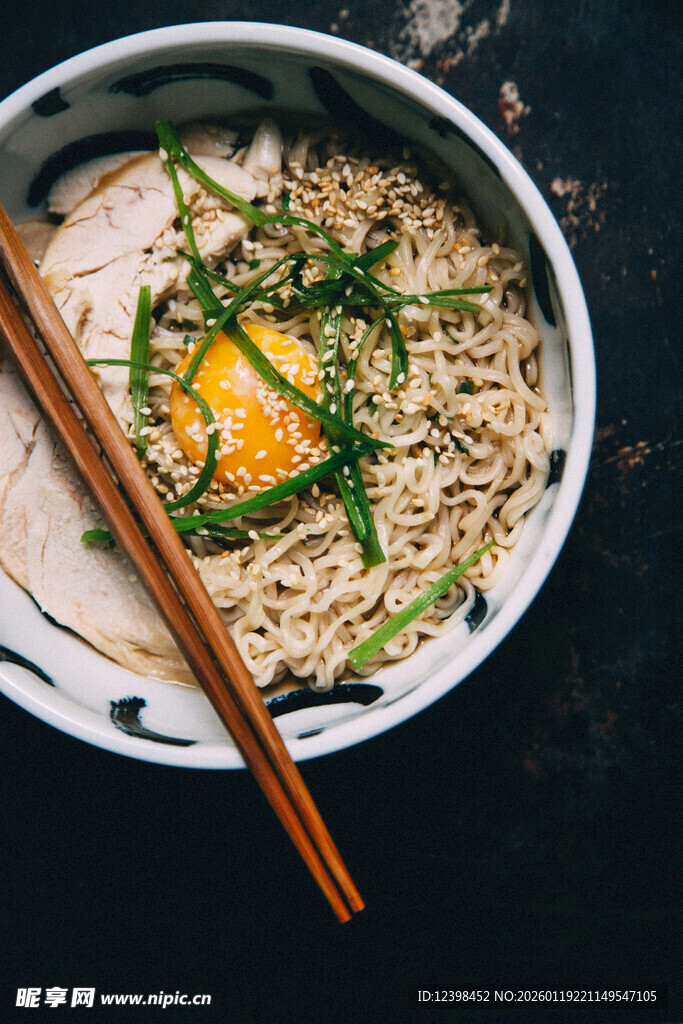 日式拉面配溏心蛋