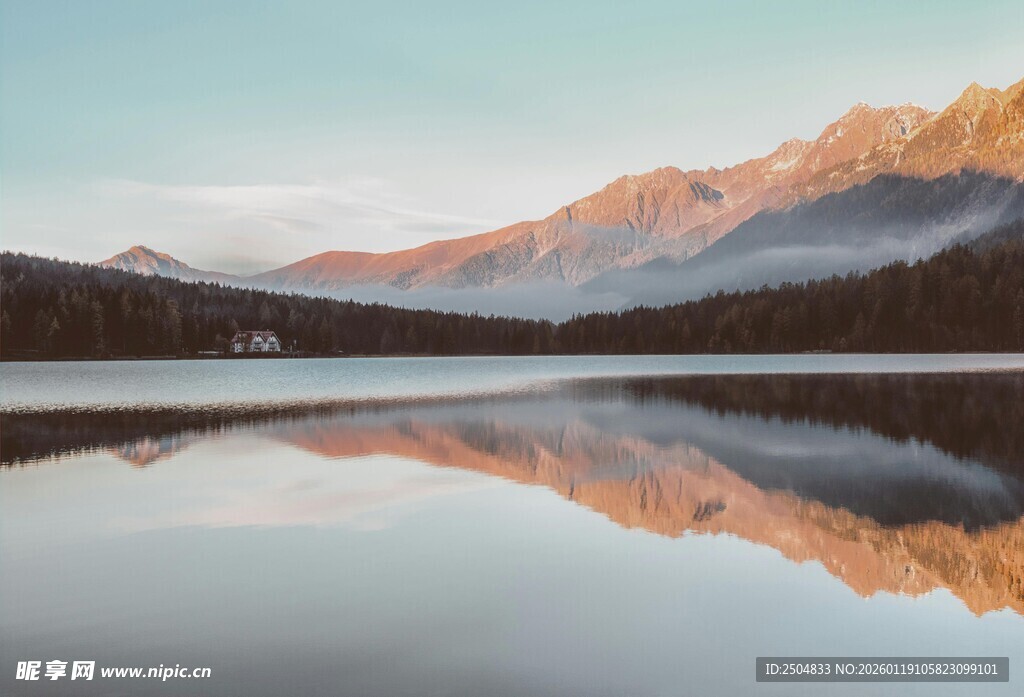 湖畔山峦晨曦倒影美景