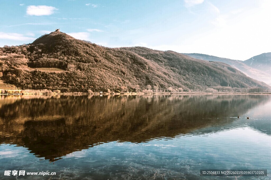 宁静湖景与山峦倒影