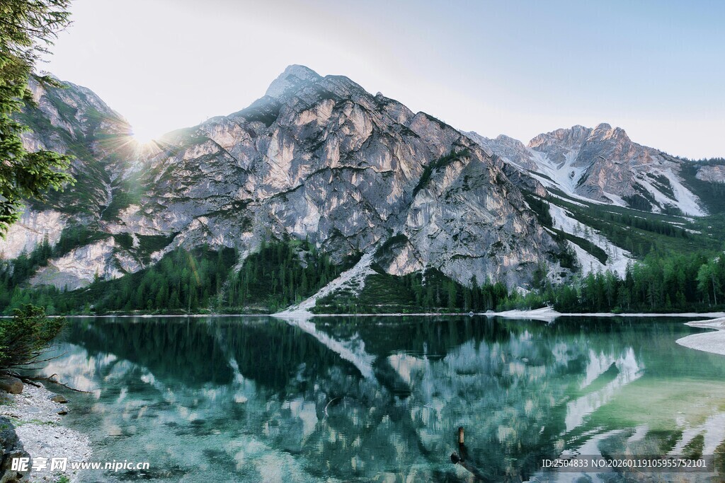 湖光山色中的壮丽山峰