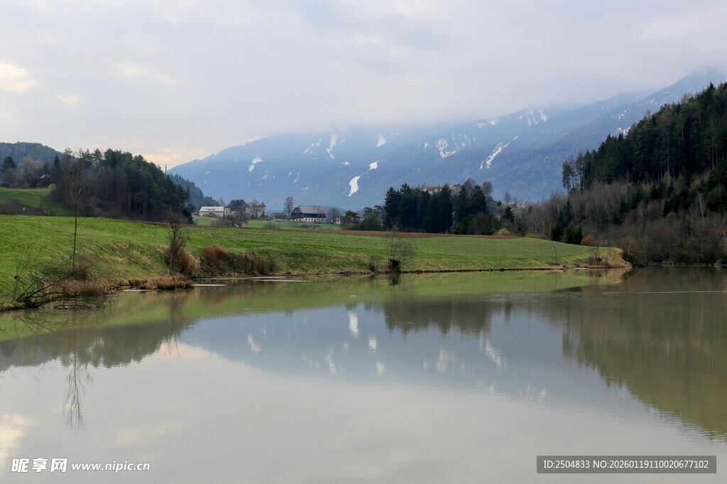 宁静山水倒影自然美景