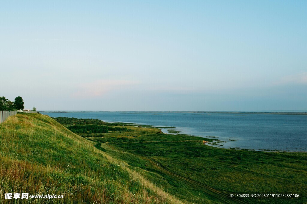 海边草坡美景