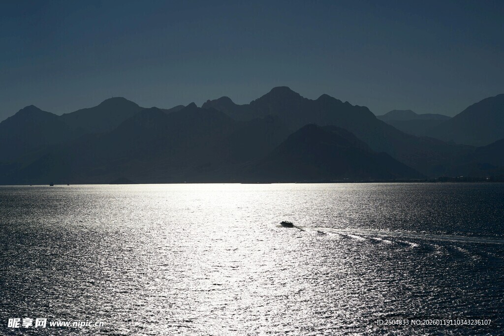 海上落日余晖中的孤舟