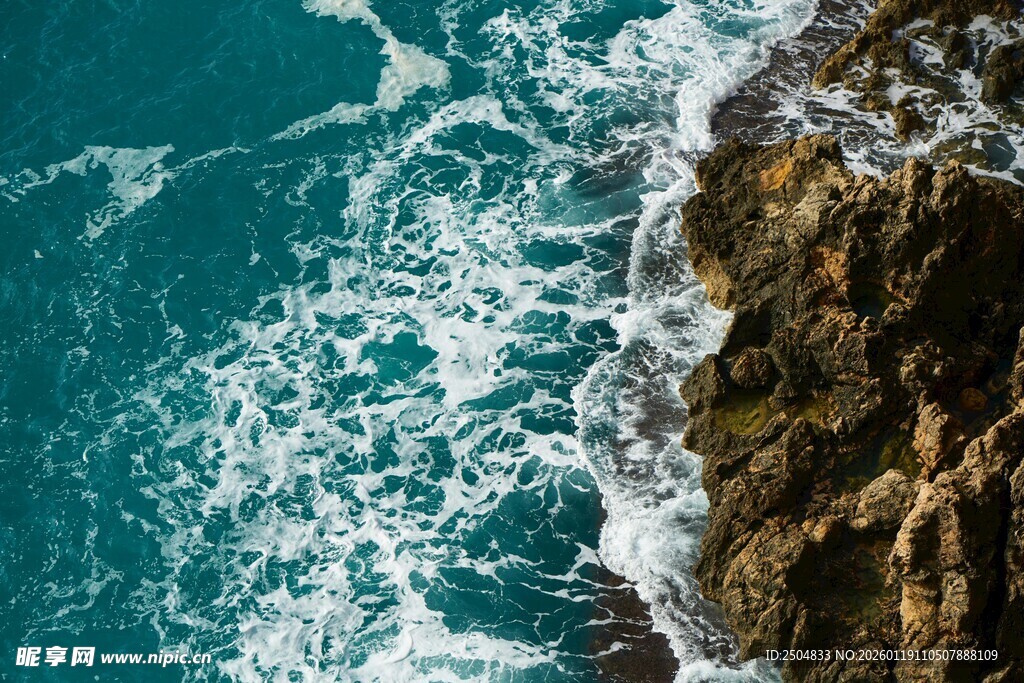 海浪拍击岸边岩石