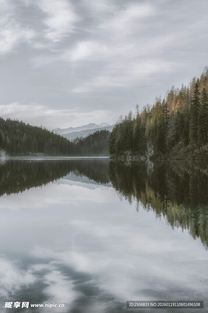 宁静湖面与山林倒影