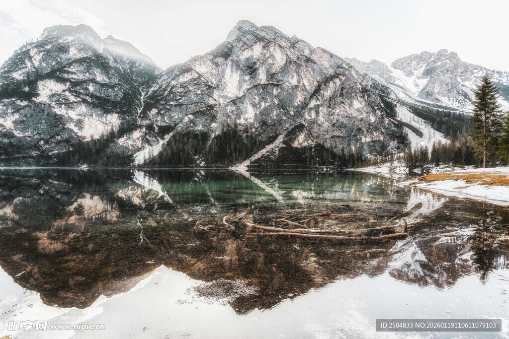 雪山湖泊冬日绝美倒影