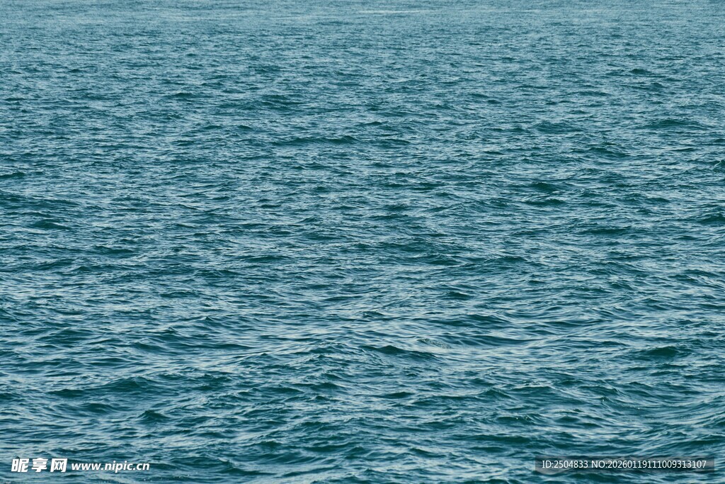 平静蓝海洋面景象