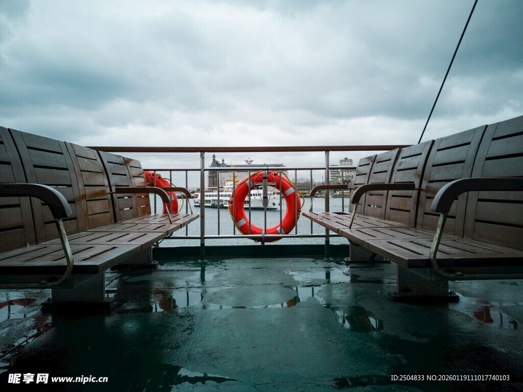 码头栈桥与救生圈景观