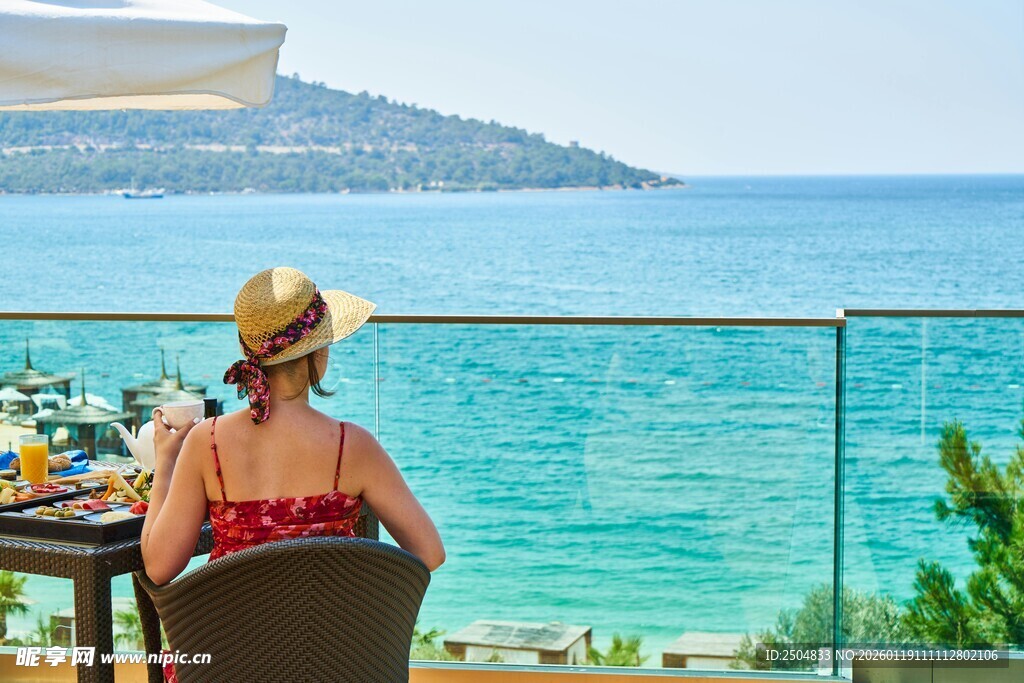 女子赏海景  惬 度假时光